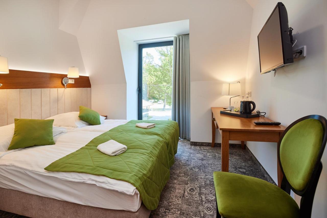 Debowy Dwor Hotel Ruda Rozaniecka Ruang foto
