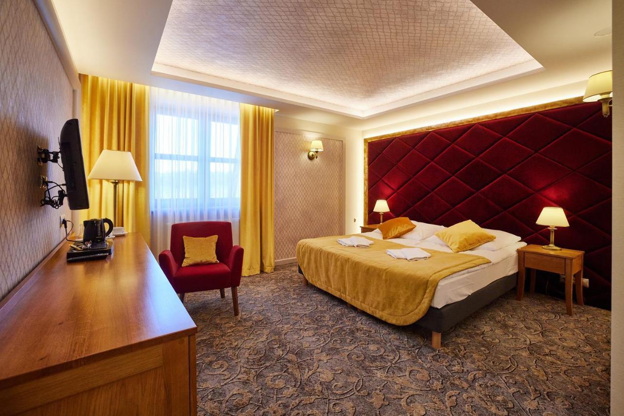Debowy Dwor Hotel Ruda Rozaniecka Bagian luar foto