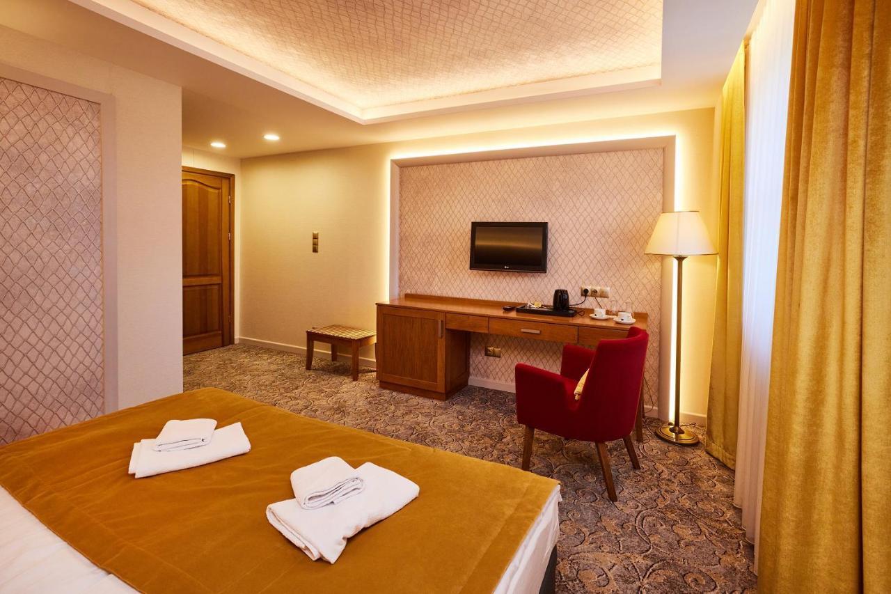 Debowy Dwor Hotel Ruda Rozaniecka Bagian luar foto