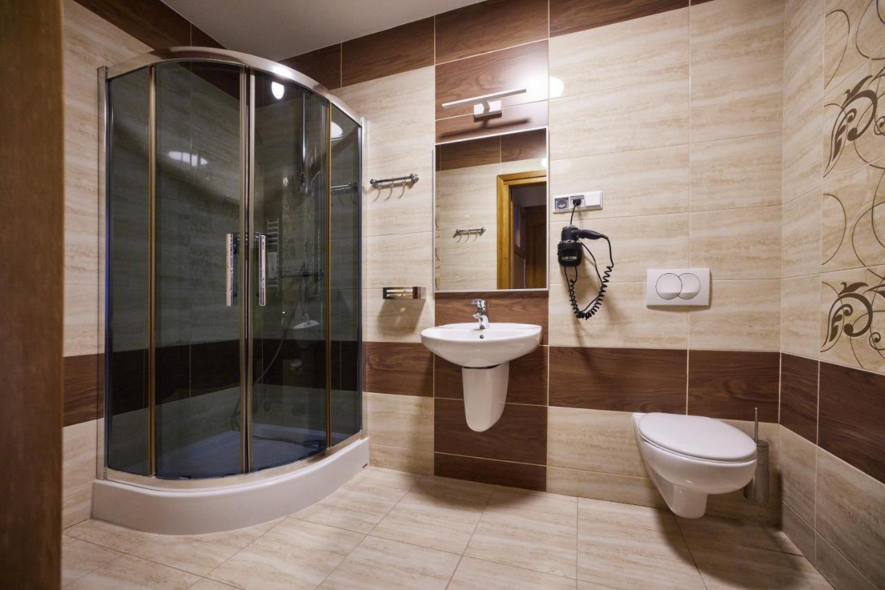 Debowy Dwor Hotel Ruda Rozaniecka Ruang foto